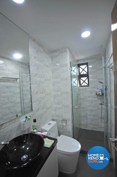 Downlights illuminate the common bathroom