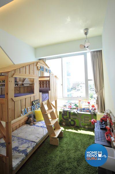 The boys’ room combines the favourite colours of each – yellow and blue