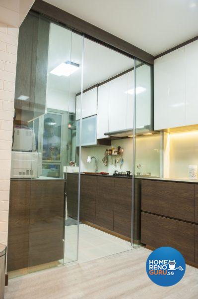 A glass panel separates the wet and dry kitchen areas, containing cooking smells while keeping the concept ‘open’
