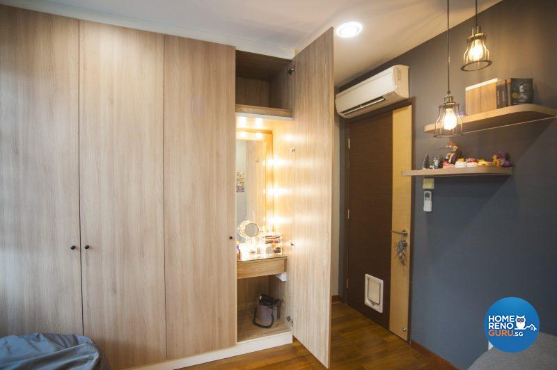 A concealed vanity surrounded by Hollywood-style lightbulbs