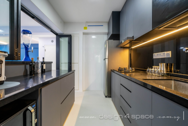 Kitchen with bar counter and sliding windows