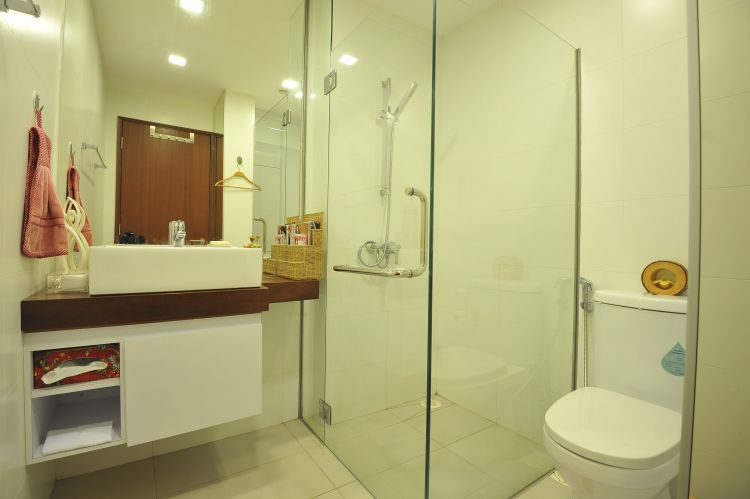 Contemporary, Modern Design - Bathroom - Condominium - Design by Amazon Interior Design