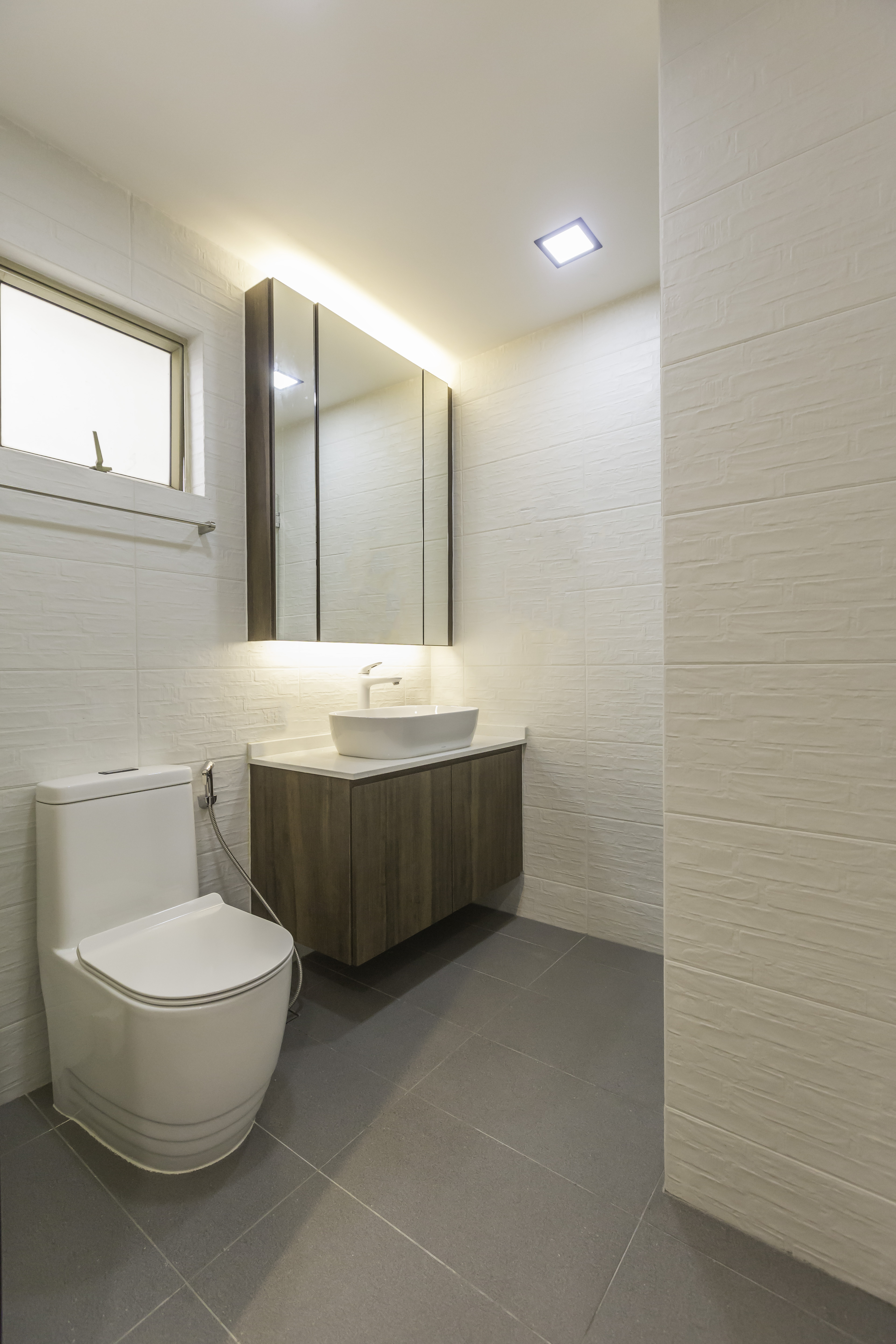 Modern Design - Bathroom - Condominium - Design by Des & Co Interior Pte Ltd