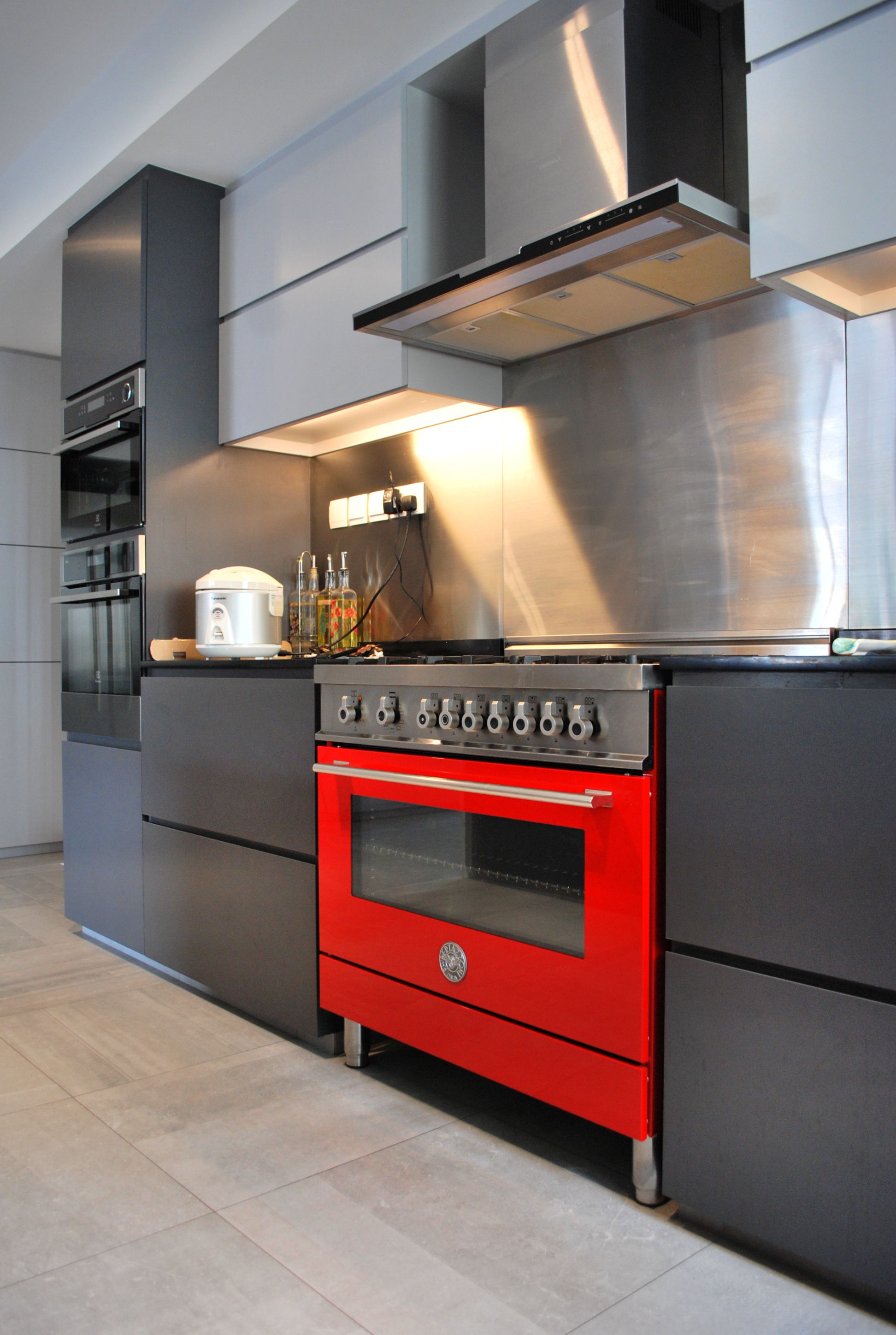 Contemporary, Modern Design - Kitchen - Condominium - Design by Designscale Pte Ltd